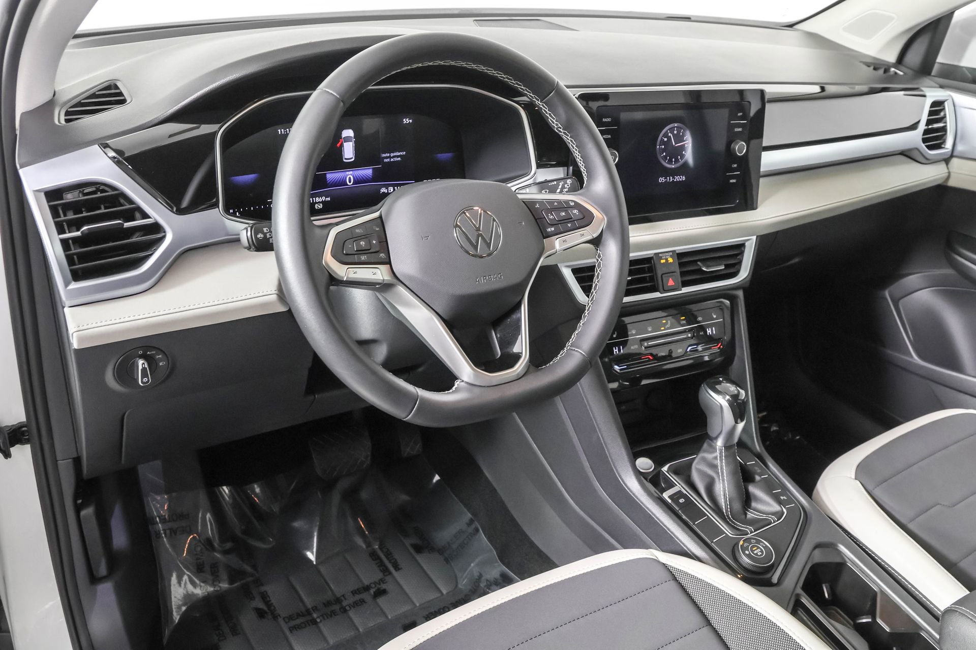 Used 2025 Volkswagen Taos SE AWD/4WD image 4