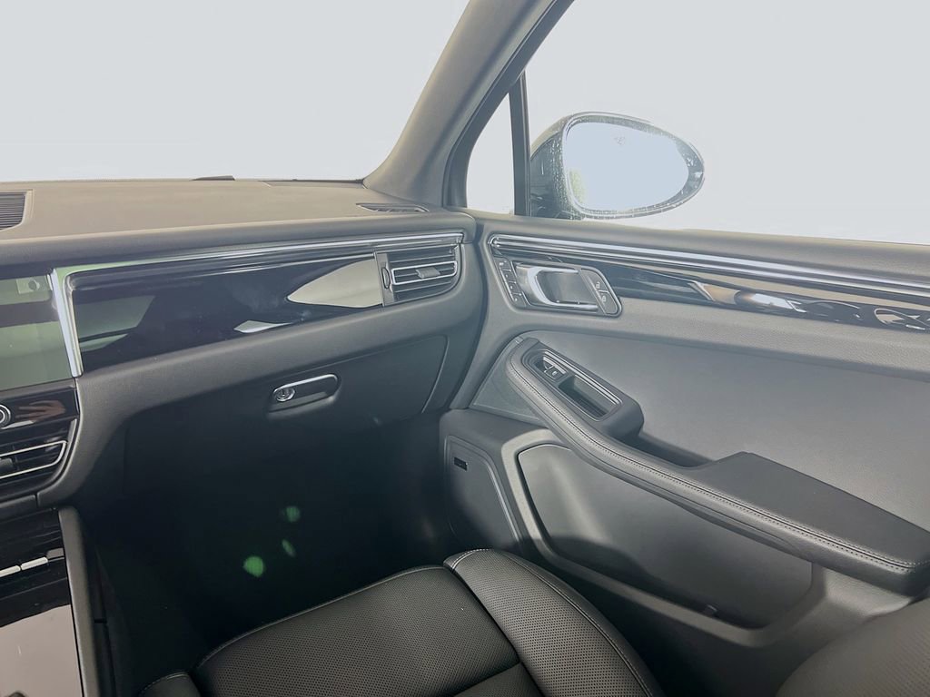 Certified 2026 Porsche Macan AWD/4WD image 26