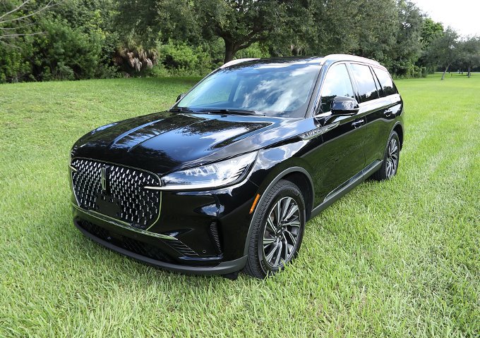 Used 2025 Lincoln Aviator AWD image 1