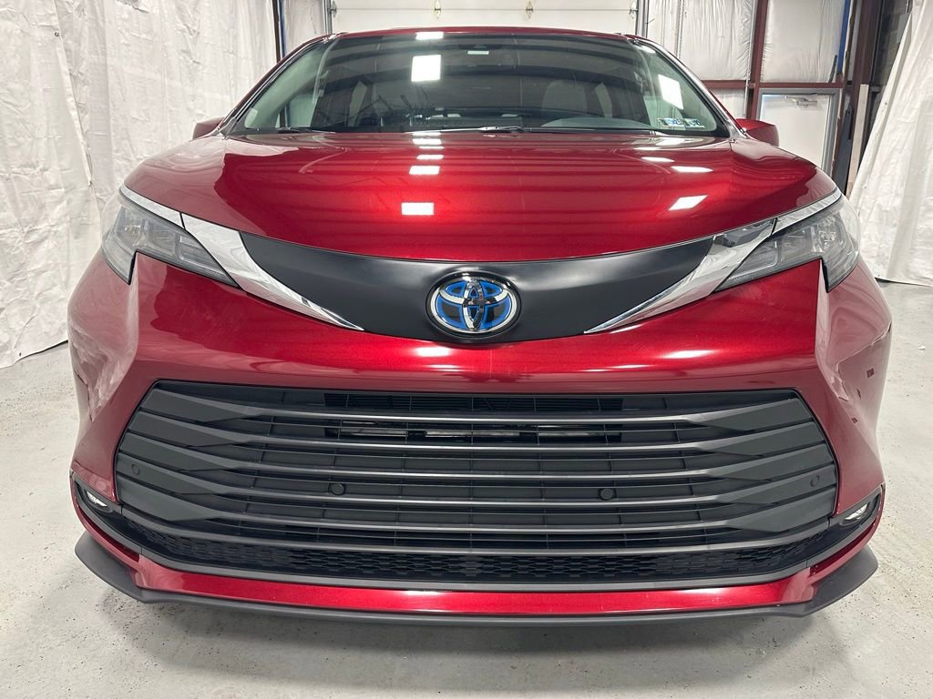 Used 2025 Toyota Sienna XLE image 2