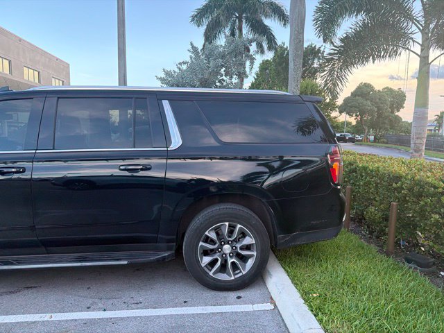 Used 2023 Chevrolet Suburban LT RWD image 4