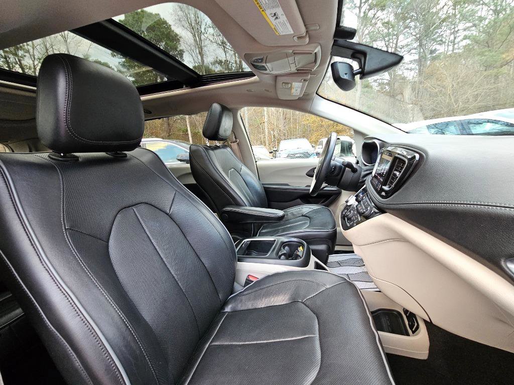 Used 2020 Chrysler Pacifica Limited image 41
