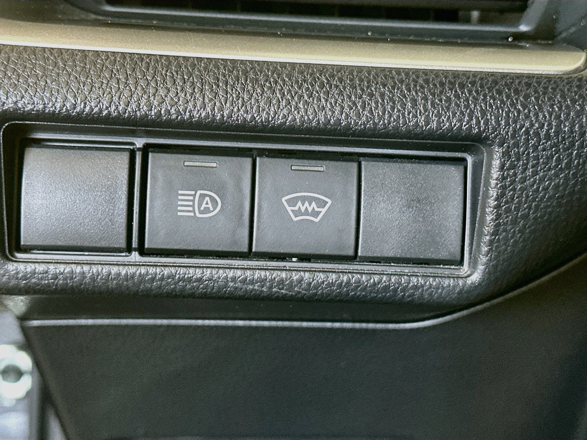 Used 2025 Toyota Prius LE FWD image 17