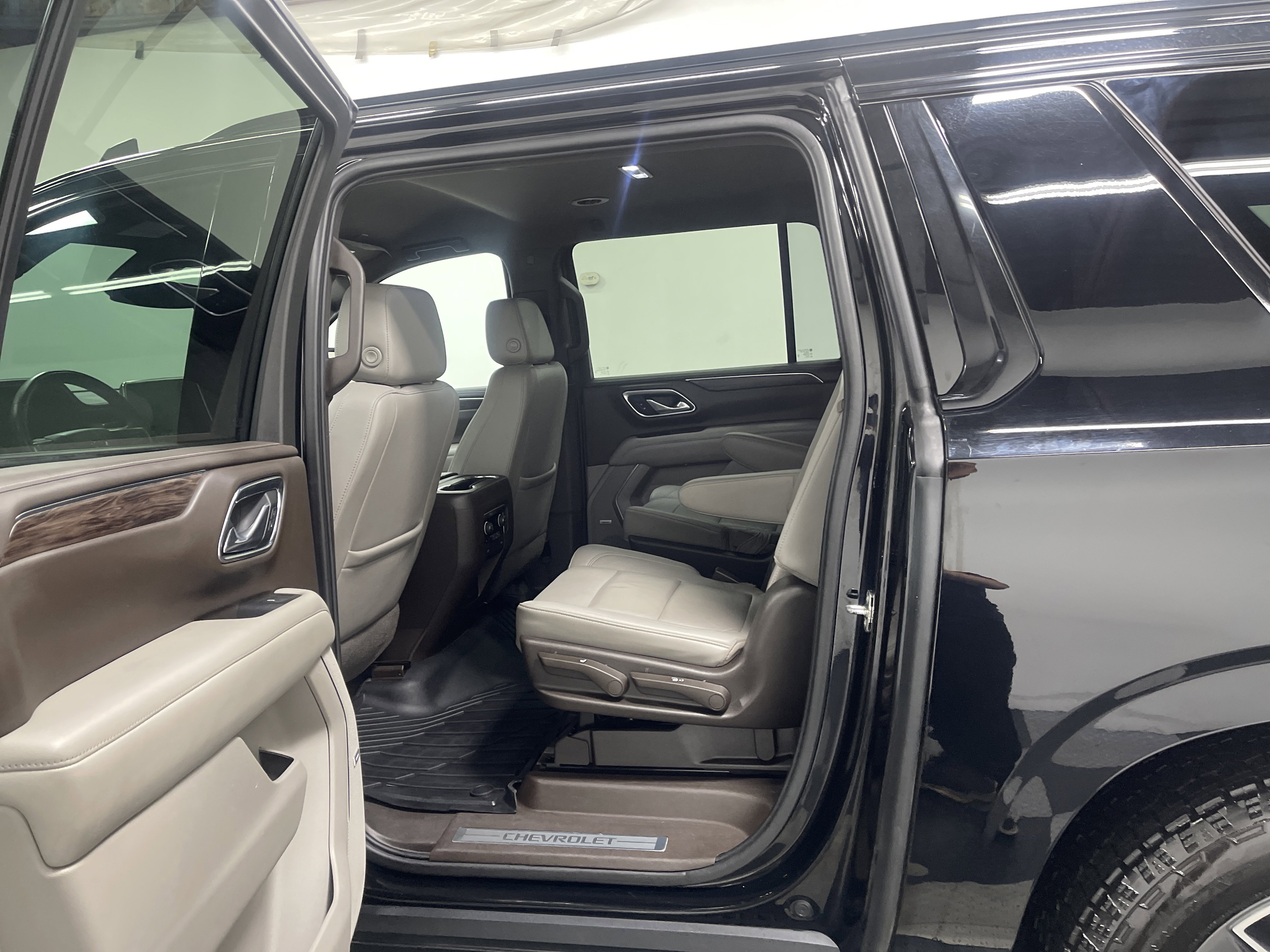 Used 2021 Chevrolet Suburban Z71 w/ Z71 Off-Road Package AWD/4WD image 13