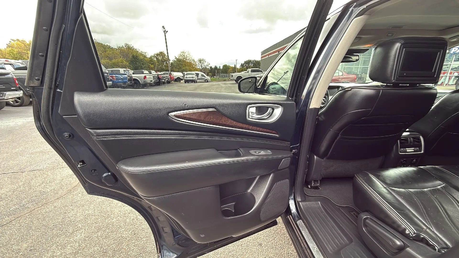 Used 2015 INFINITI QX60 AWD w/ Deluxe Touring Package image 12