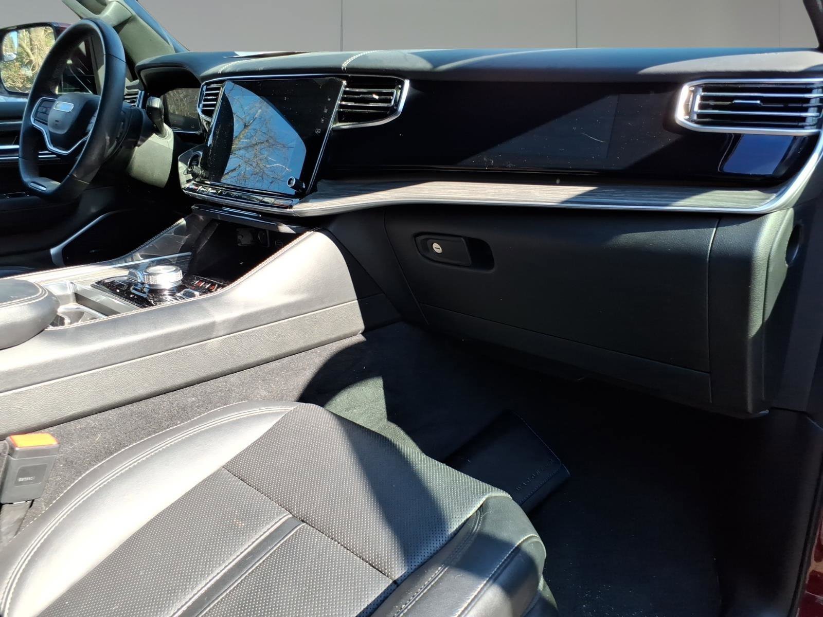 Used 2022 Jeep Wagoneer Series III w/ Flexible Seating Group image 8