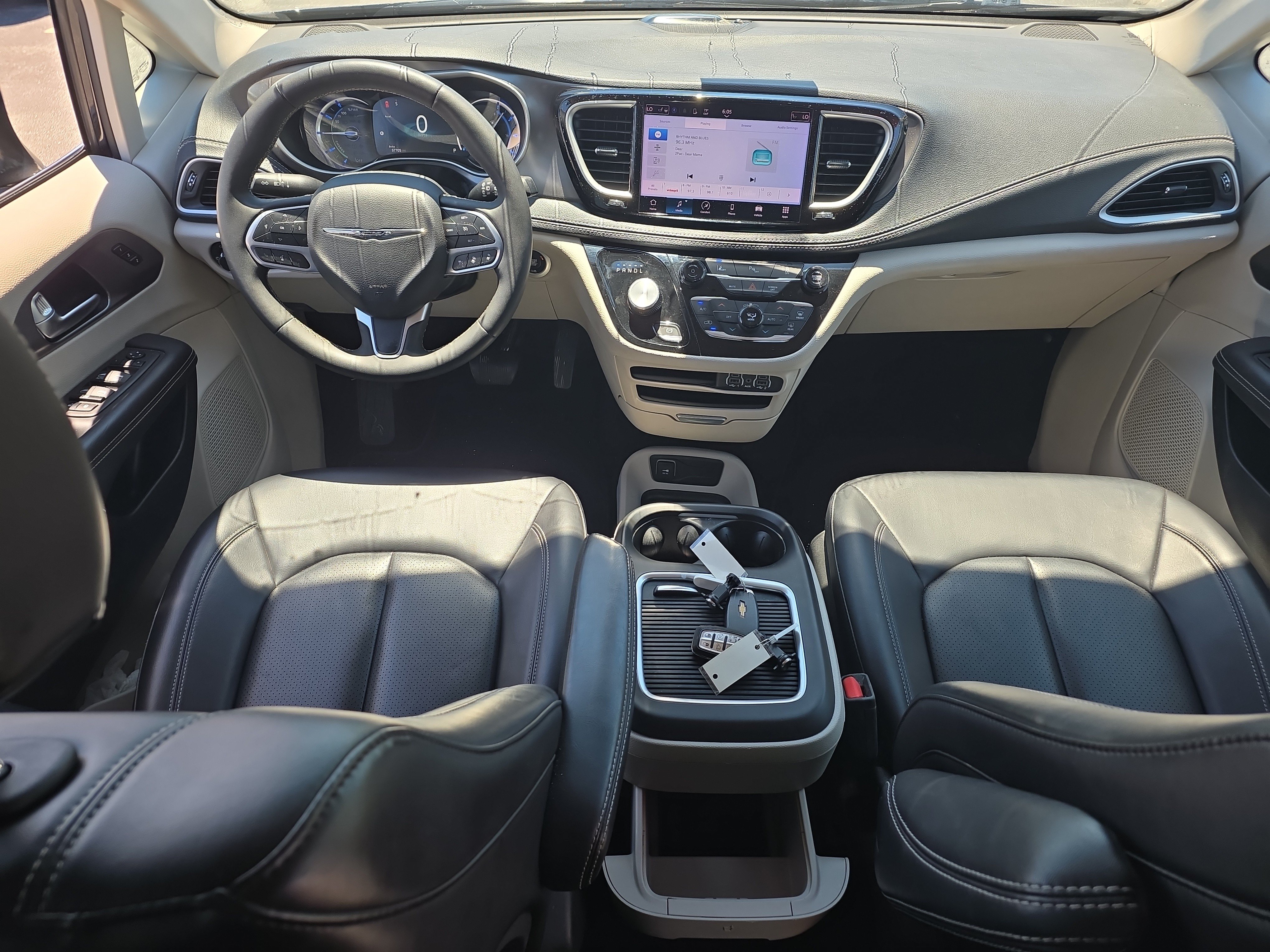 Used 2023 Chrysler Pacifica Touring-L FWD image 11