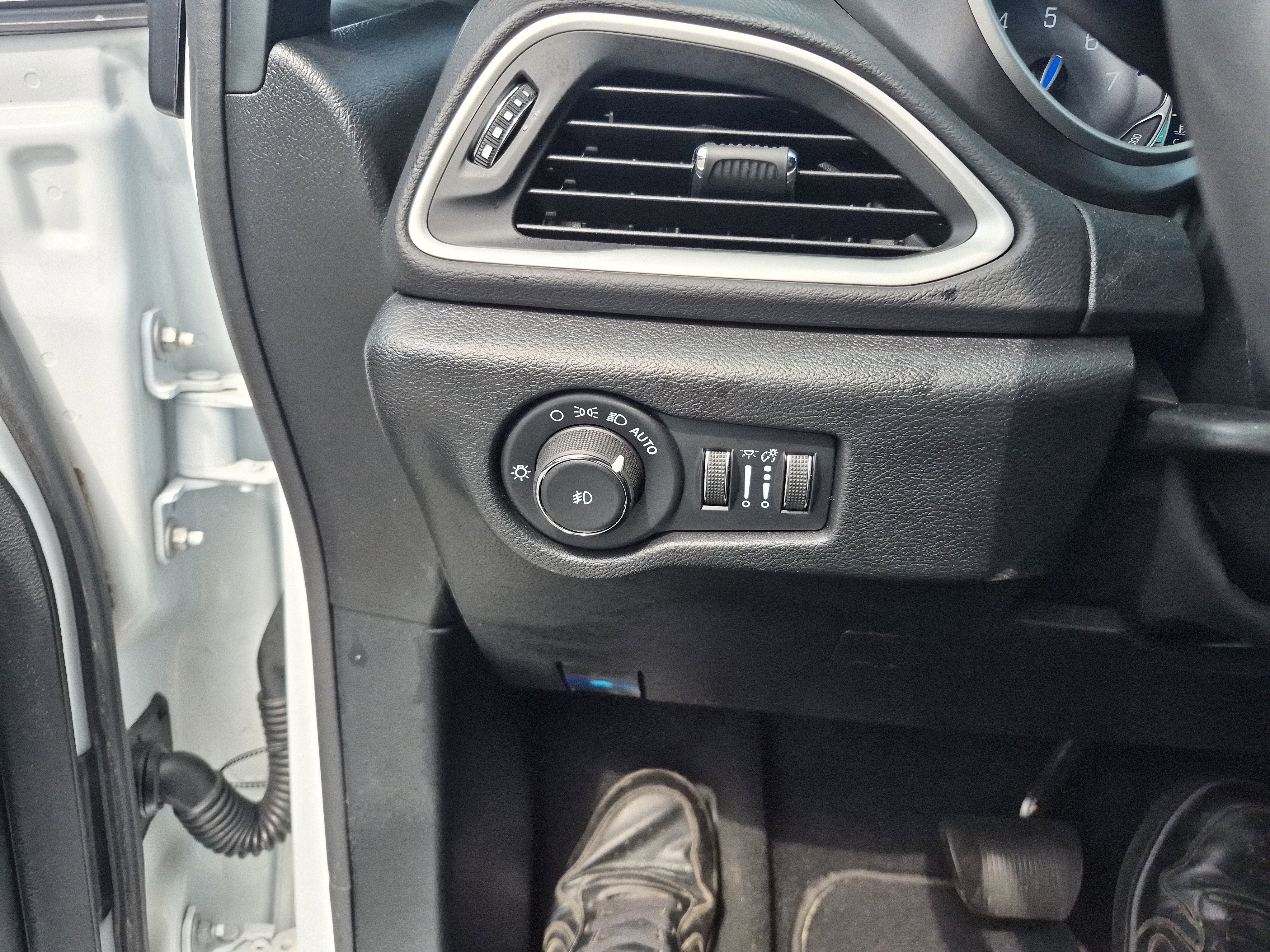 Used 2026 Chrysler Pacifica Select image 21