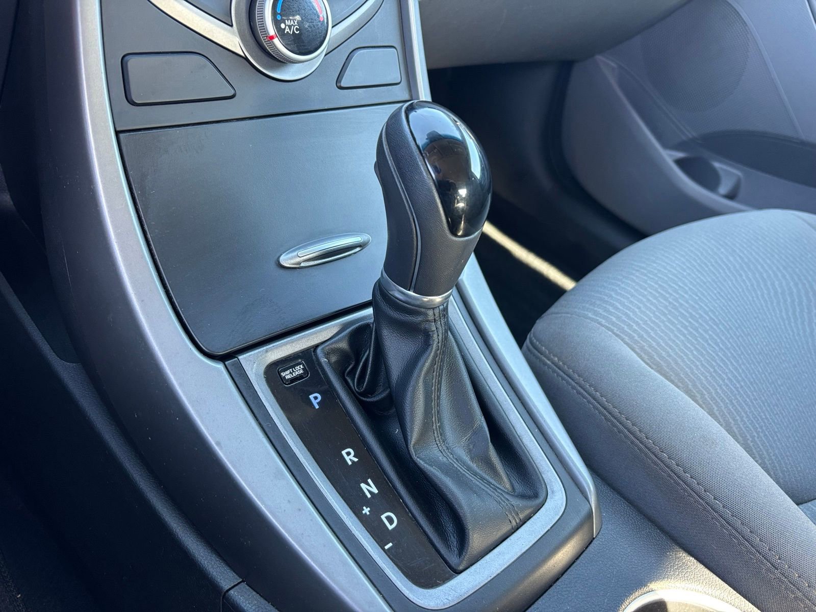 Used 2015 Hyundai Elantra SE w/ Option Group 02 FWD image 18