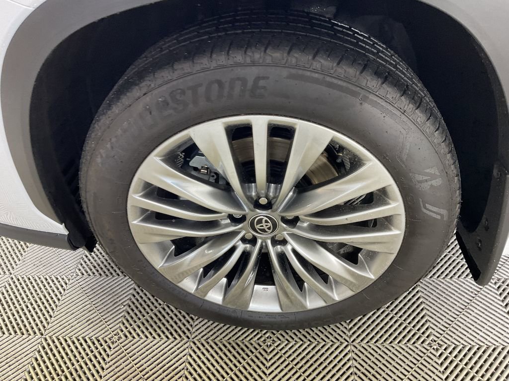 New 2026 Toyota Highlander Platinum image 4