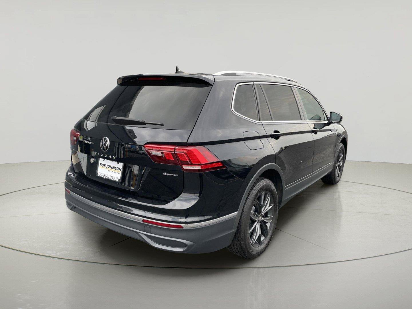 Used 2024 Volkswagen Tiguan SE w/ Panoramic Sunroof Package AWD/4WD image 7