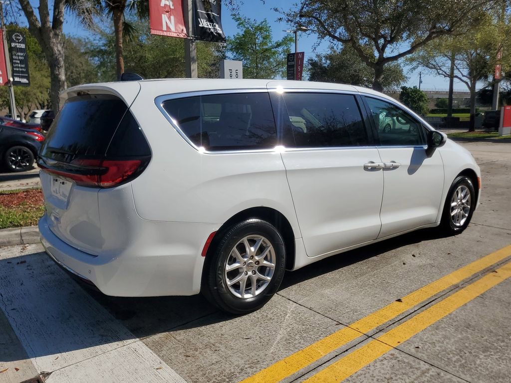 Used 2023 Chrysler Pacifica Touring-L FWD image 6