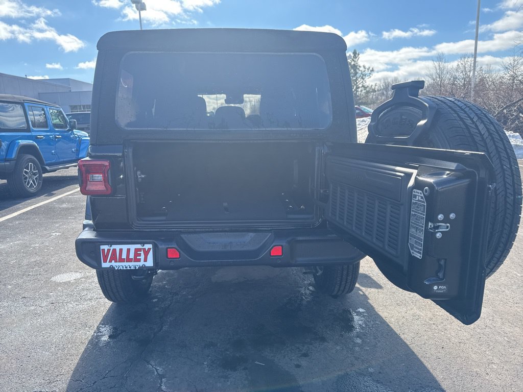 Used 2025 Jeep Wrangler Unlimited Sahara AWD/4WD image 33