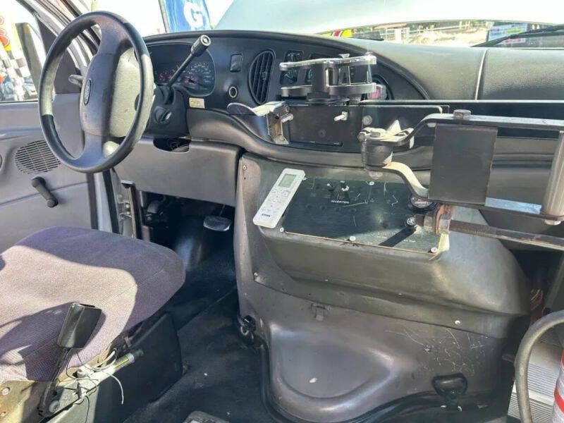 Used 2006 Ford E-350 and Econoline 350 Super Duty RWD image 37