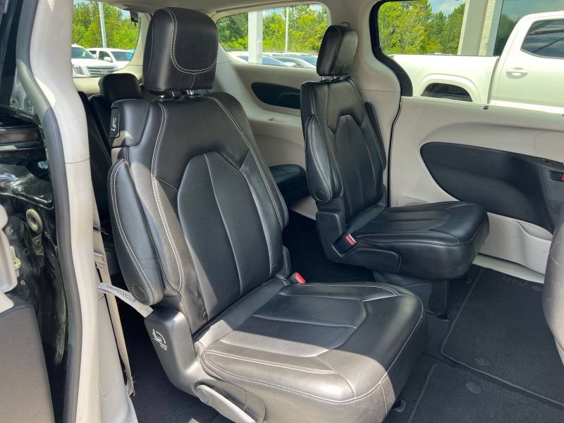 Used 2023 Chrysler Pacifica Touring-L FWD image 14