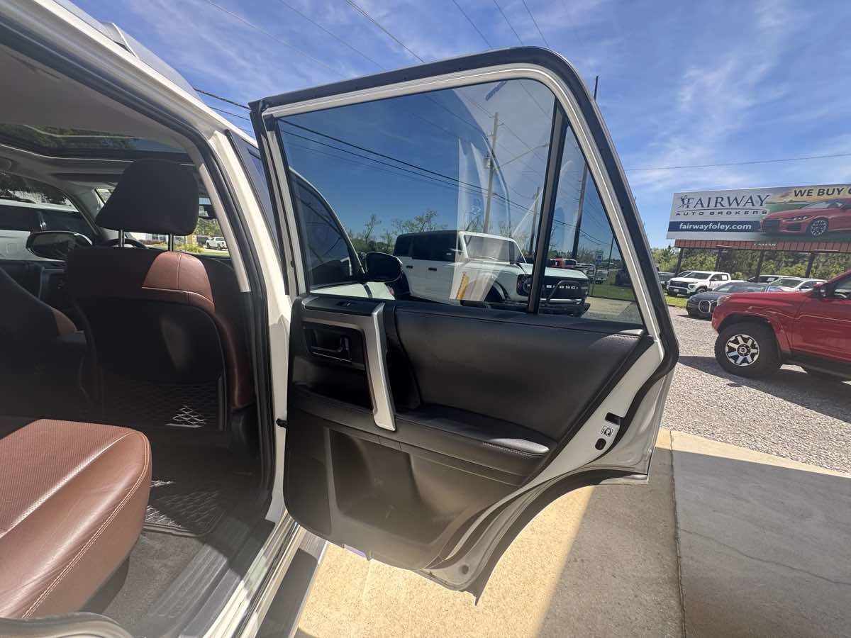 Used 2018 Toyota 4Runner SR5 AWD/4WD image 28