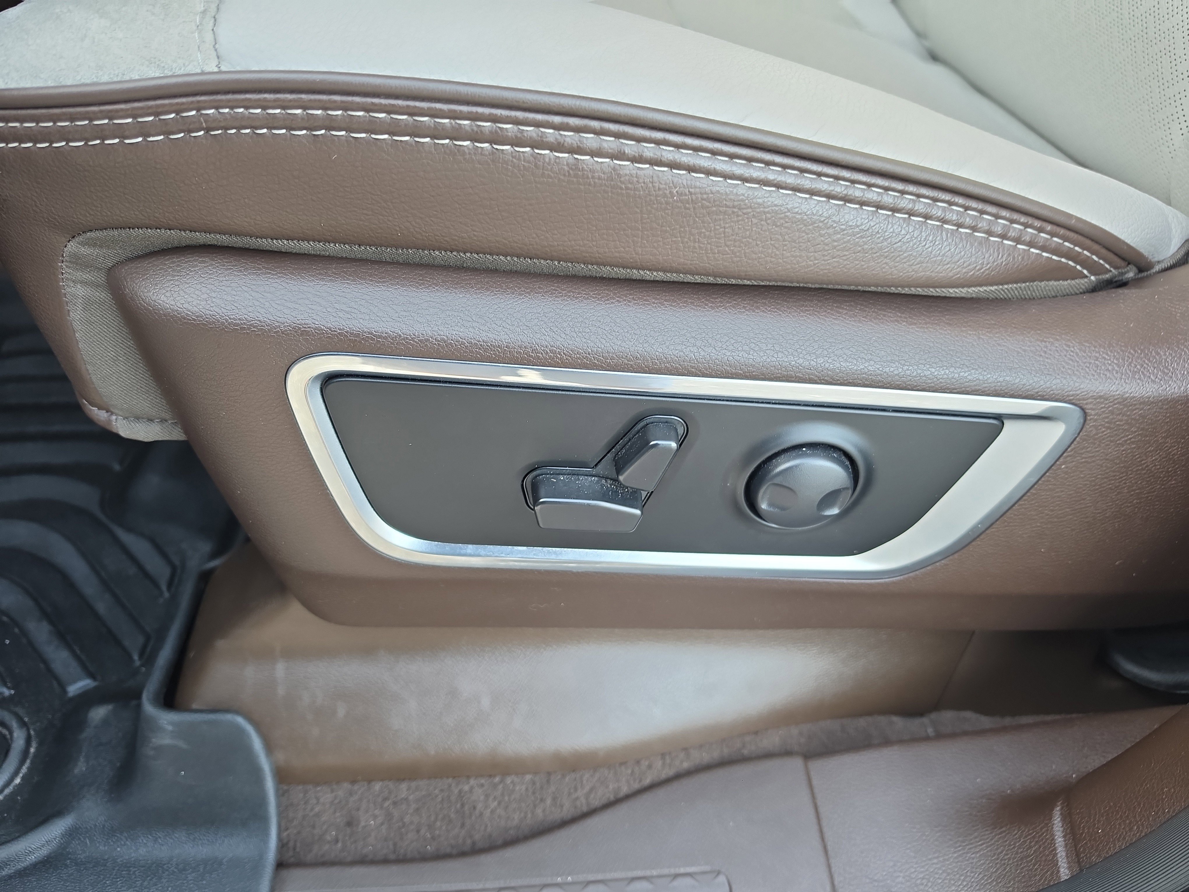 Used 2025 RAM 1500 Laramie AWD/4WD image 16