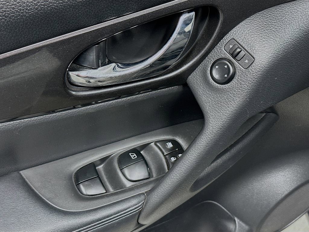 Used 2018 Nissan Rogue SV image 18