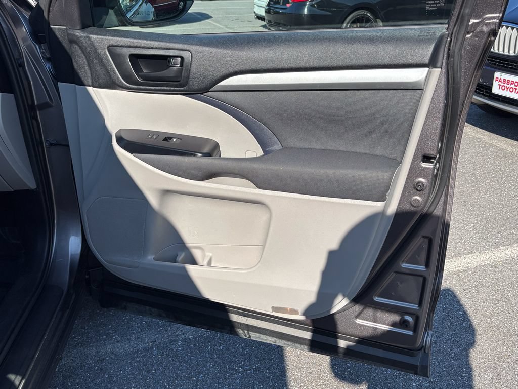 Used 2019 Toyota Highlander LE AWD/4WD image 31