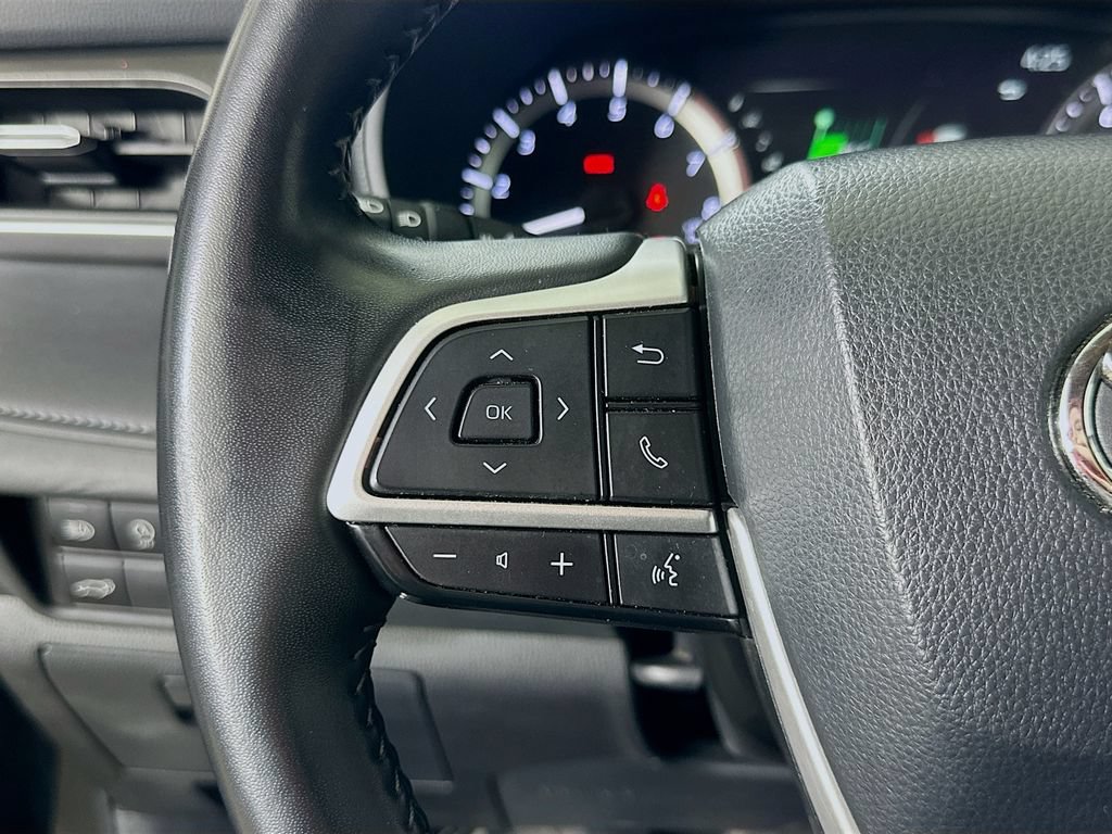 Used 2024 Toyota Highlander LE AWD/4WD image 23