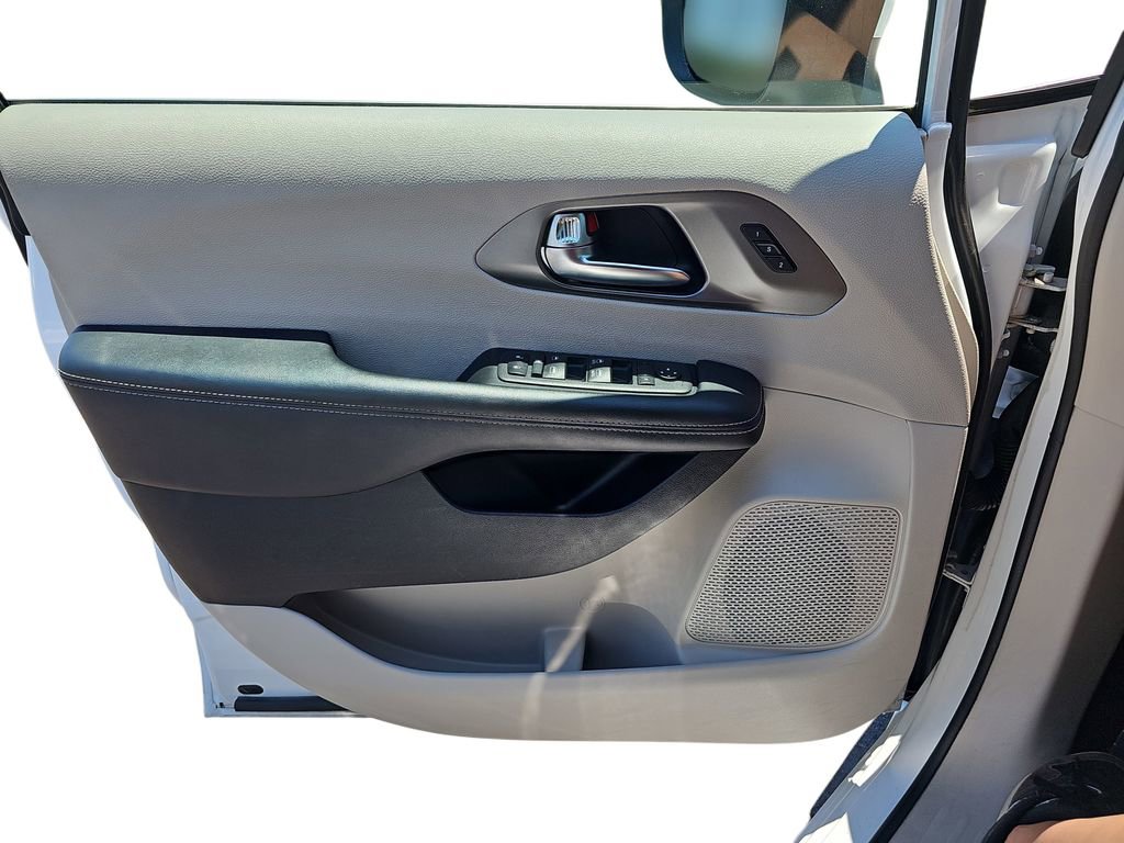 Used 2023 Chrysler Pacifica Touring-L FWD image 25