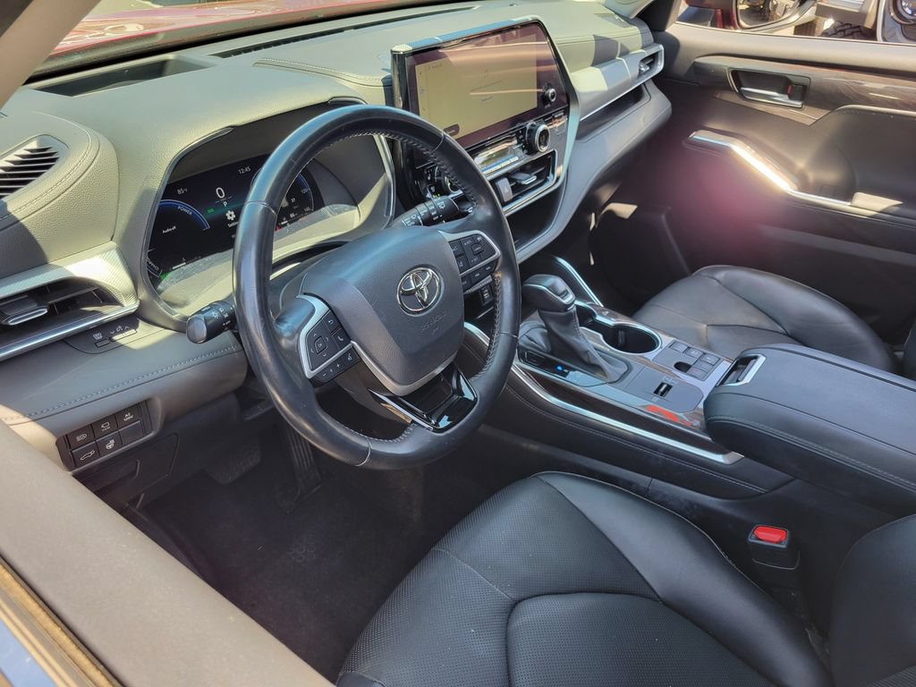 Used 2023 Toyota Highlander Platinum FWD image 3