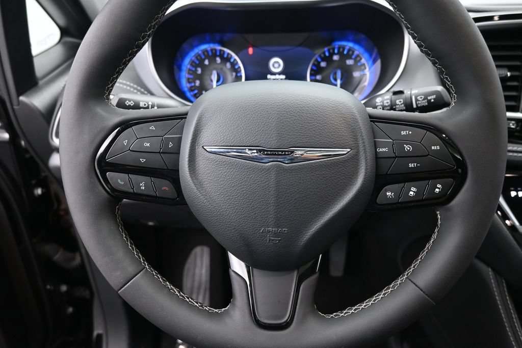 Used 2025 Chrysler Pacifica Limited FWD image 12