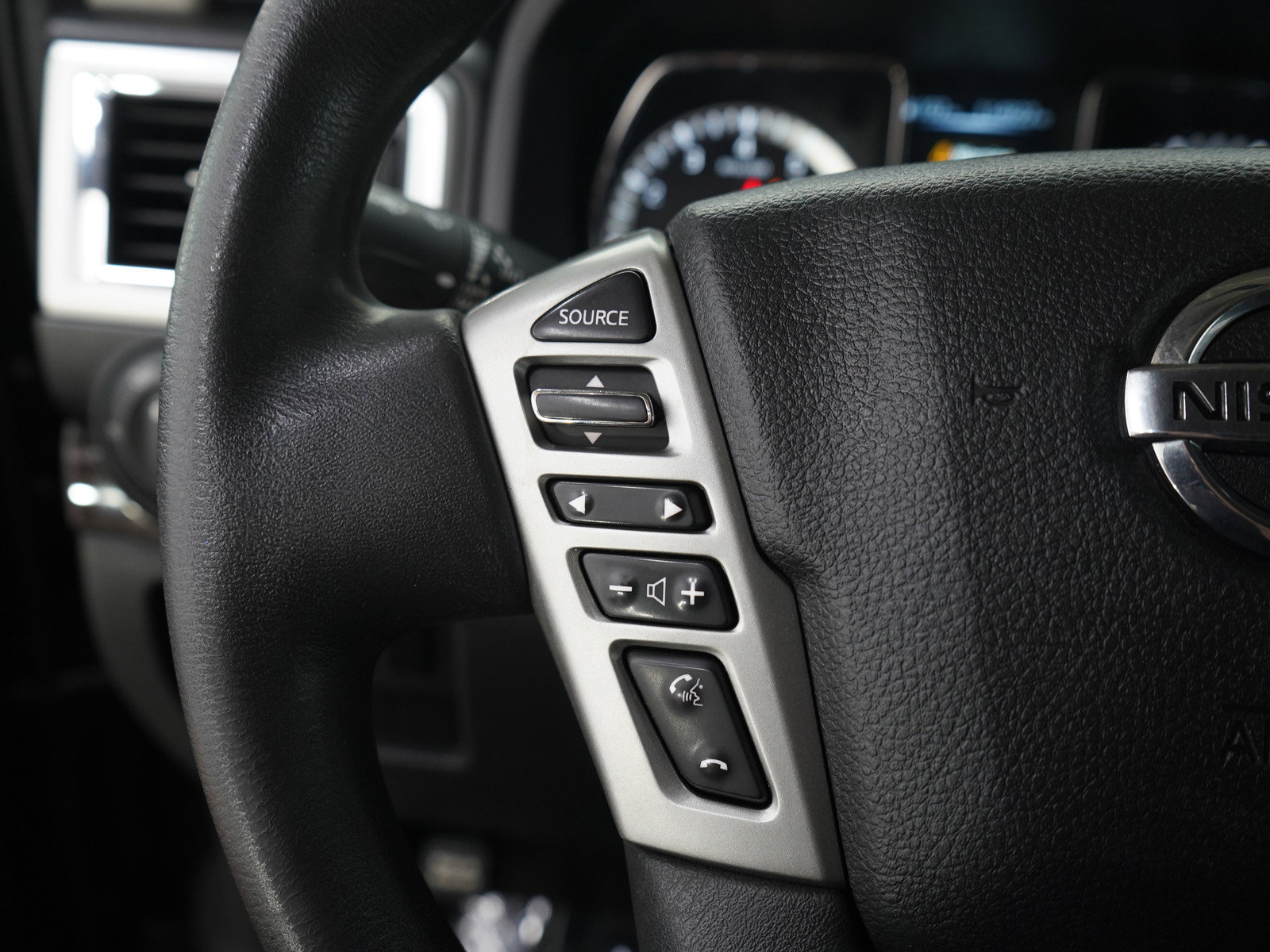 Used 2017 Nissan Titan SV AWD/4WD image 25