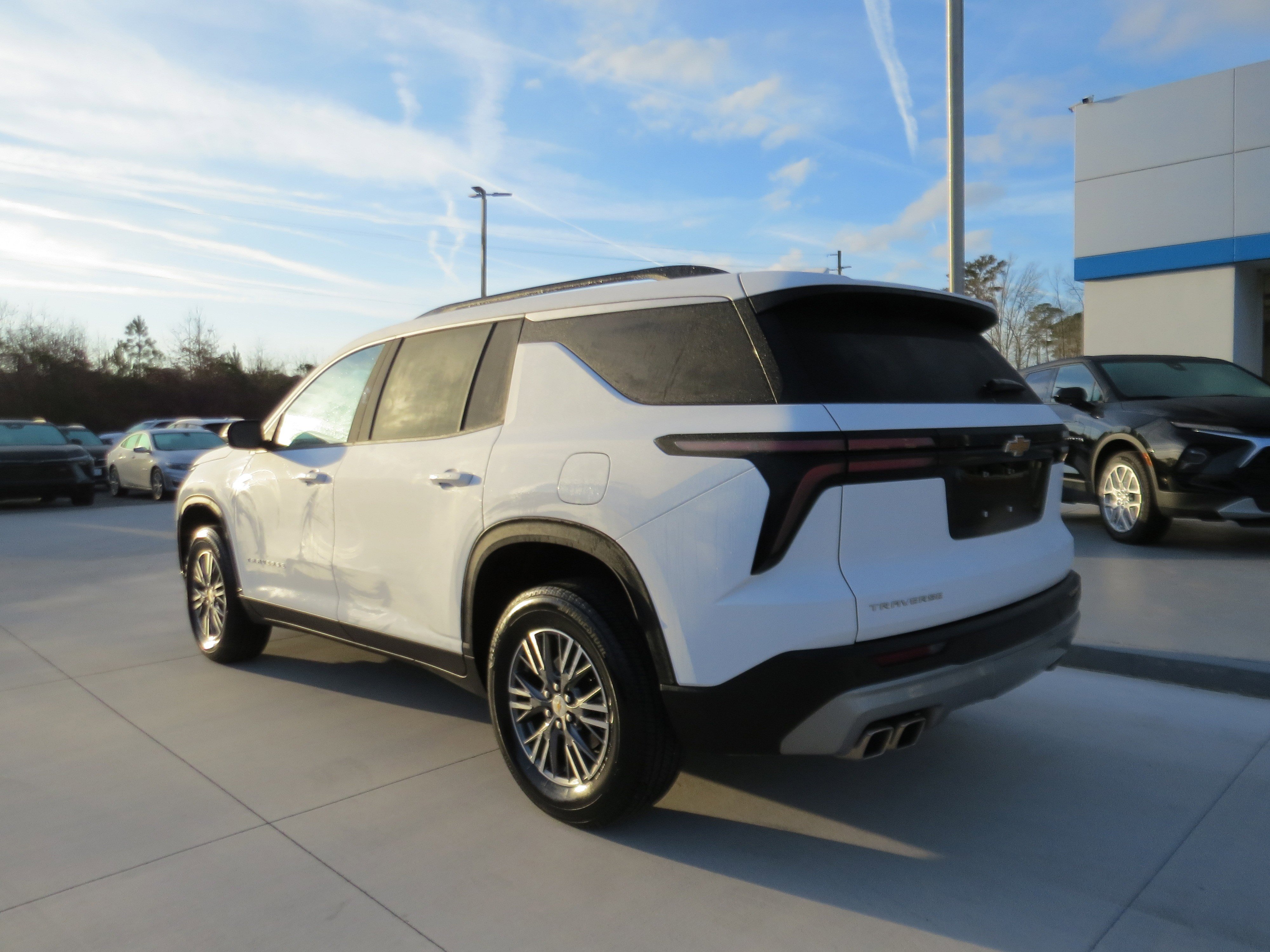 Used 2025 Chevrolet Traverse LT image 4