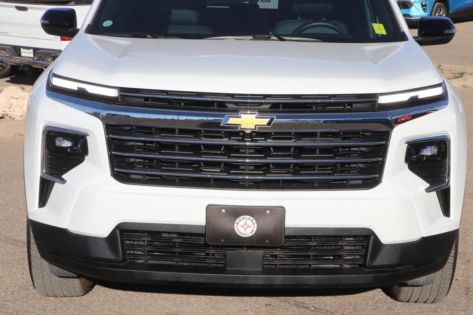 Used 2025 Chevrolet Traverse LT image 2