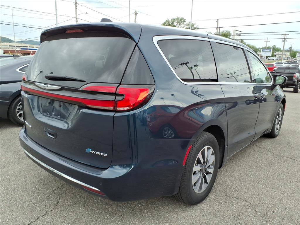 Used 2023 Chrysler Pacifica Touring-L FWD image 3