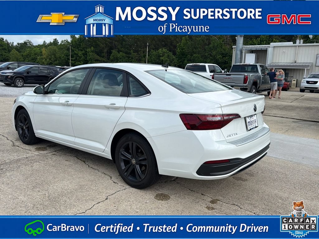 Used 2023 Volkswagen Jetta SE w/ Panoramic Sunroof Package FWD image 4