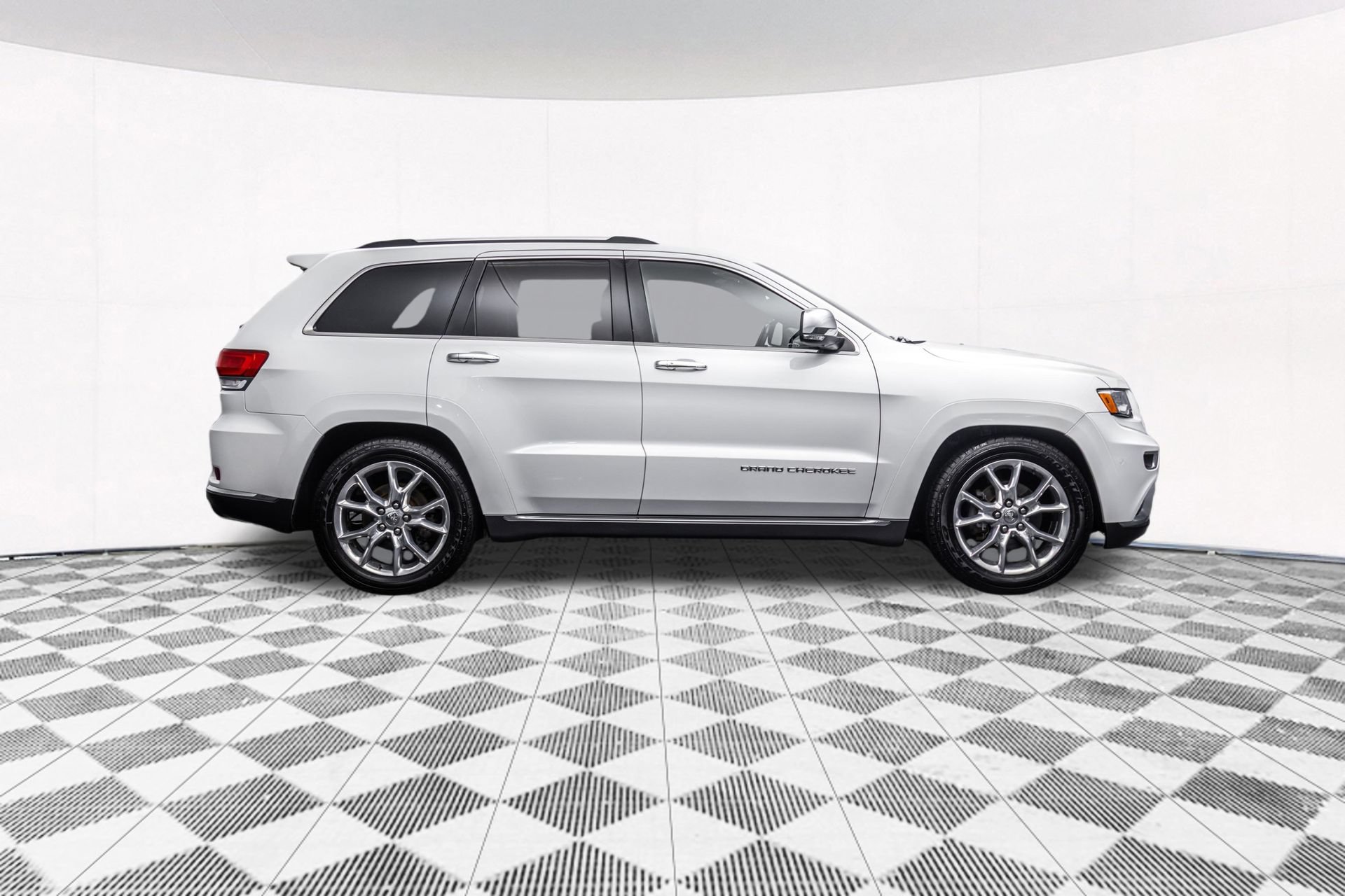 Used 2016 Jeep Grand Cherokee Summit AWD/4WD image 13