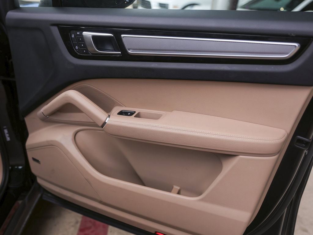 Certified 2023 Porsche Cayenne Platinum Edition image 36