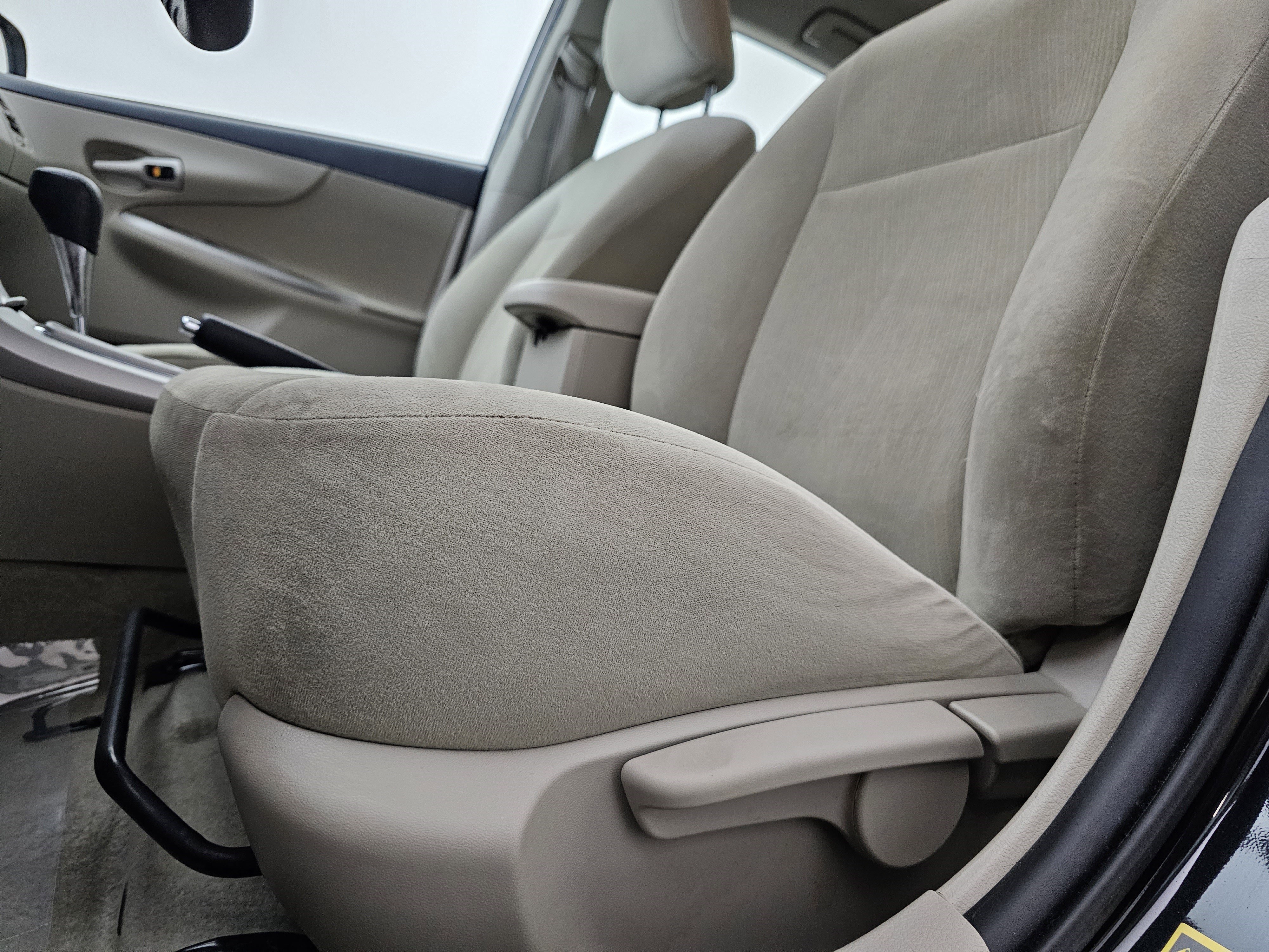 Used 2013 Toyota Corolla LE image 10