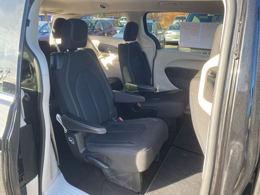 Used 2020 Chrysler Voyager LX image 26