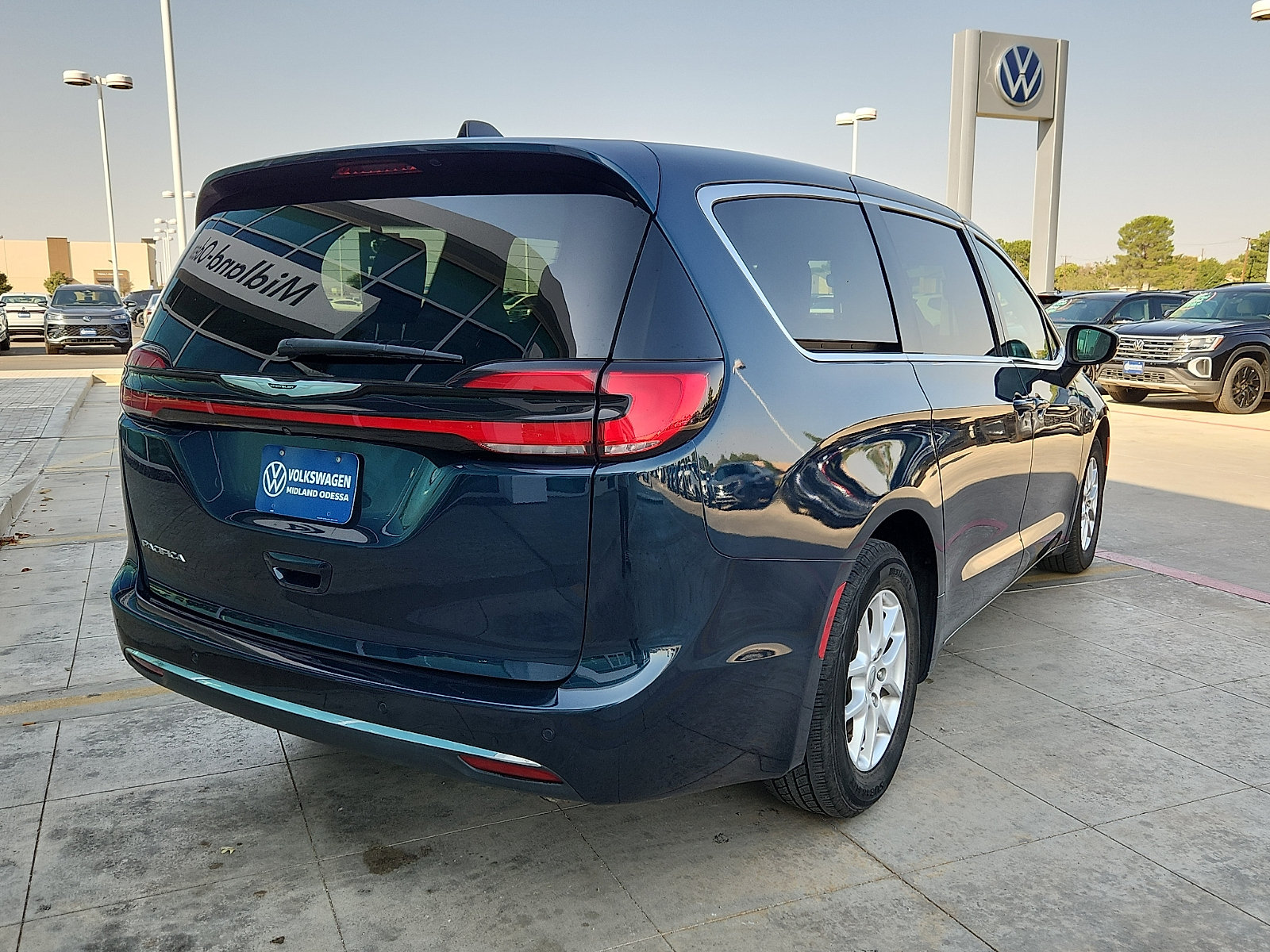 Used 2023 Chrysler Pacifica Touring-L FWD image 5