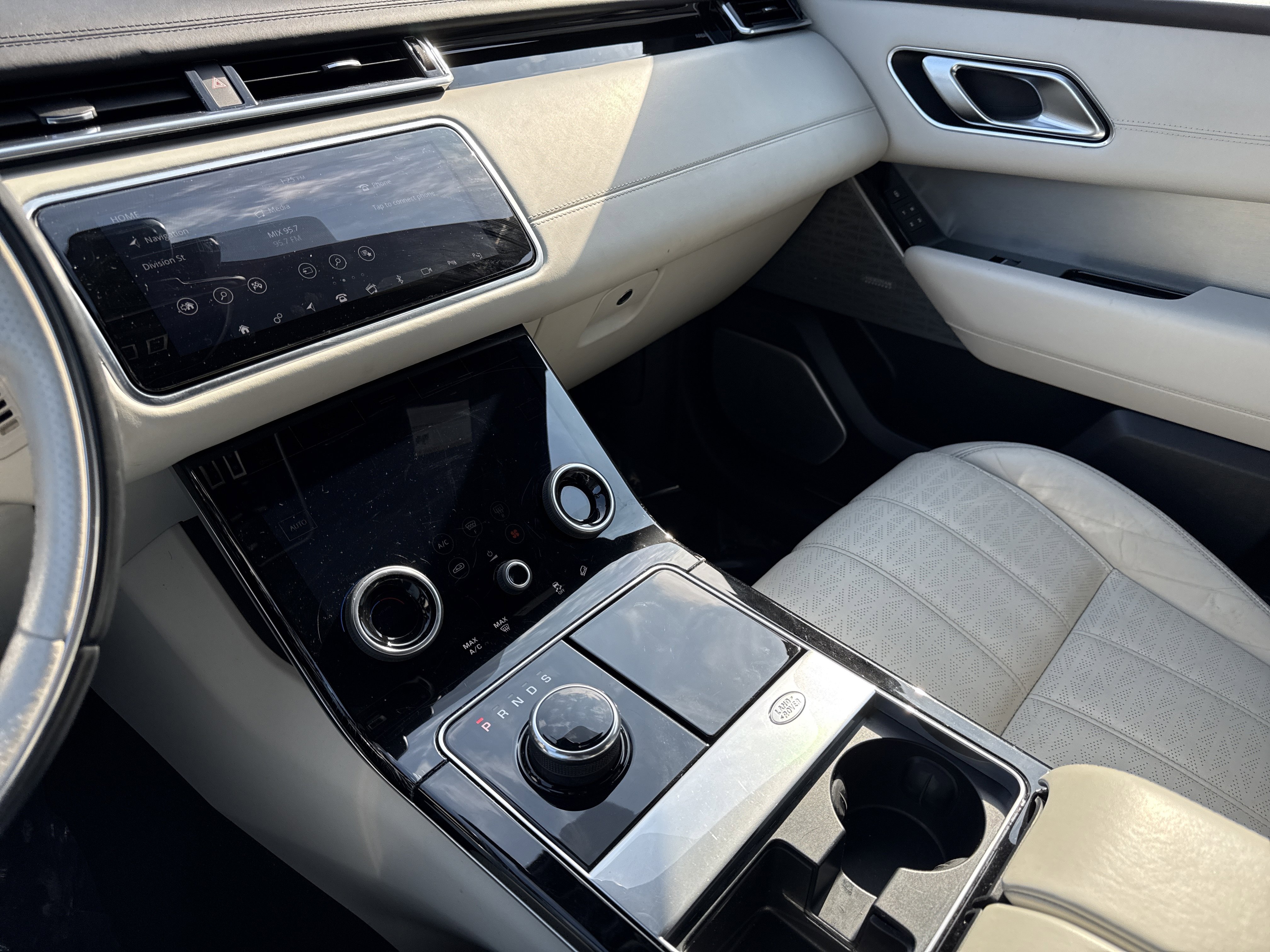 Used 2018 Land Rover Range Rover Velar R-Dynamic SE image 37