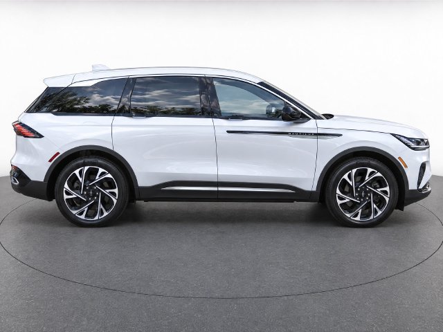 Used 2025 Lincoln Nautilus Premier w/ Equipment Group 102A AWD/4WD image 8