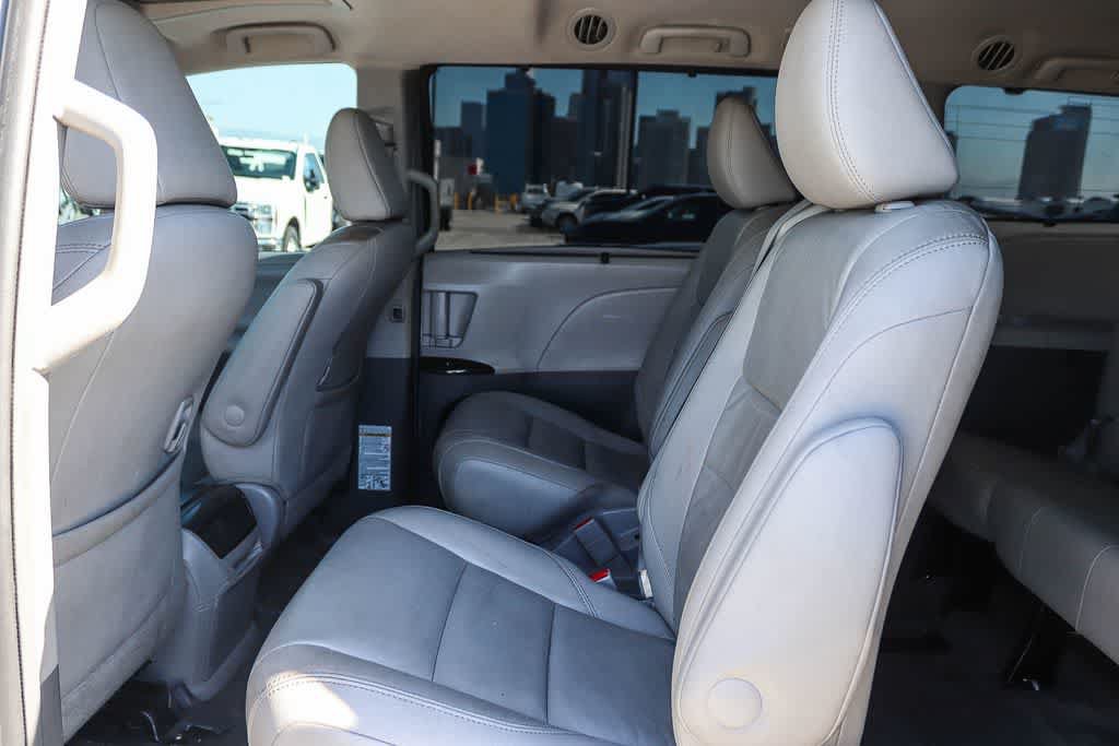 Used 2015 Toyota Sienna XLE w/ XLE Navigation Package FWD image 17