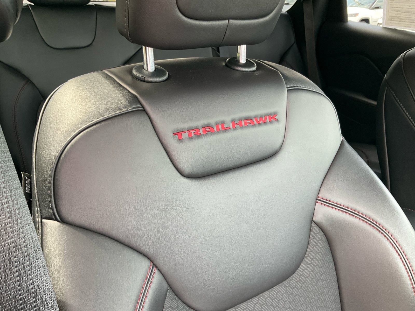 Used 2022 Jeep Cherokee Trailhawk AWD/4WD image 33