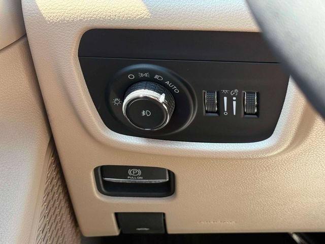 Used 2023 Jeep Grand Cherokee L Limited w/ Luxury Tech Group II AWD/4WD image 23