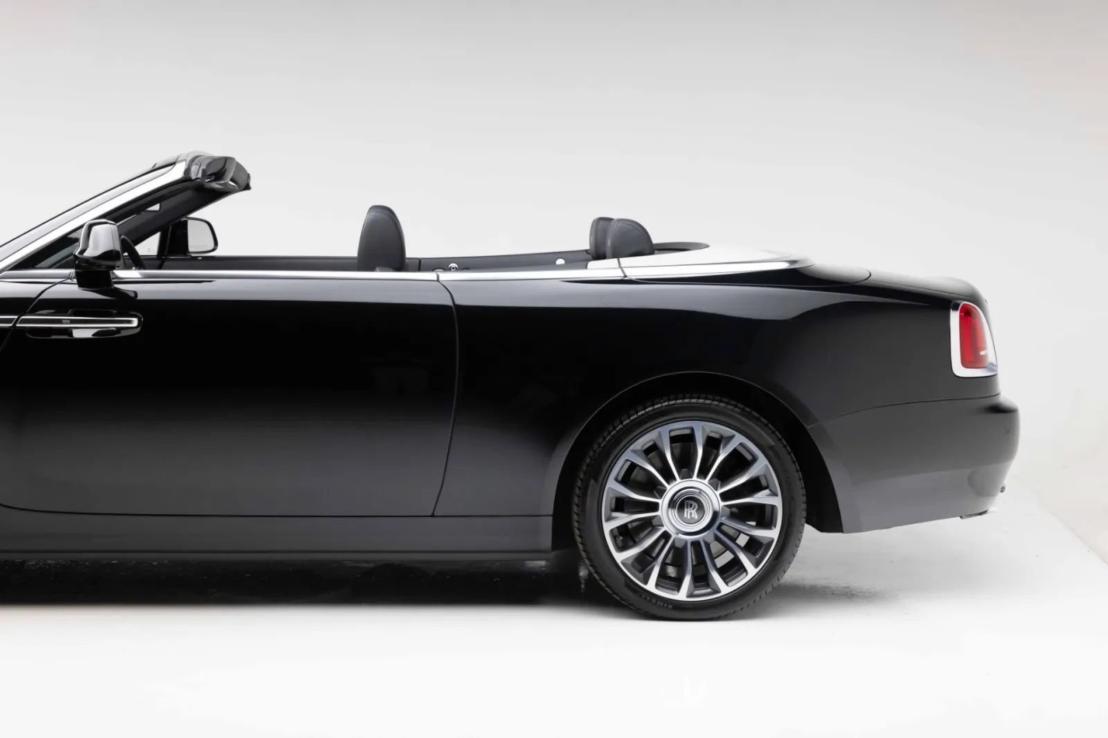 Used 2019 Rolls-Royce Dawn RWD image 39