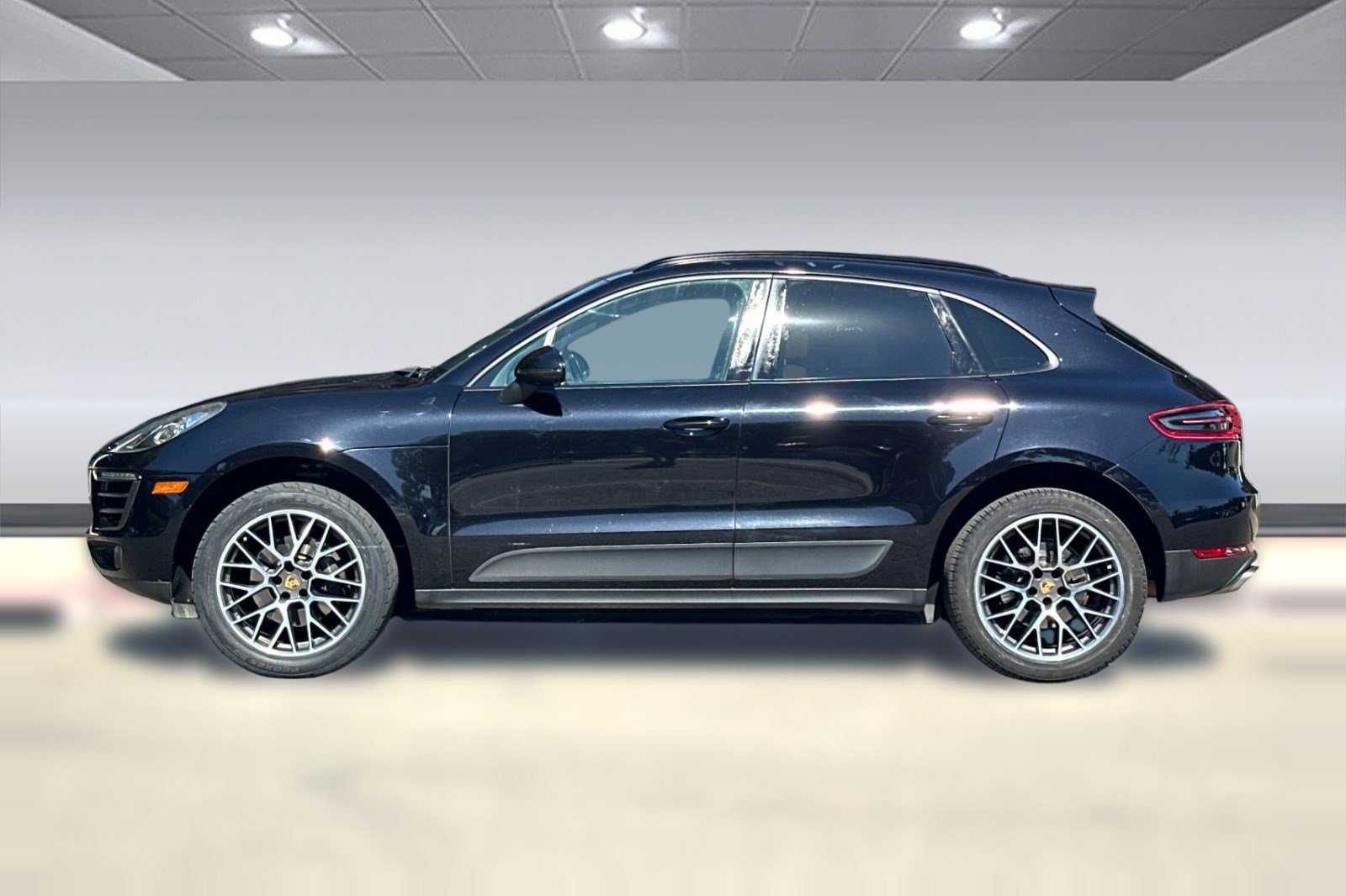 Used 2018 Porsche Macan AWD/4WD image 2