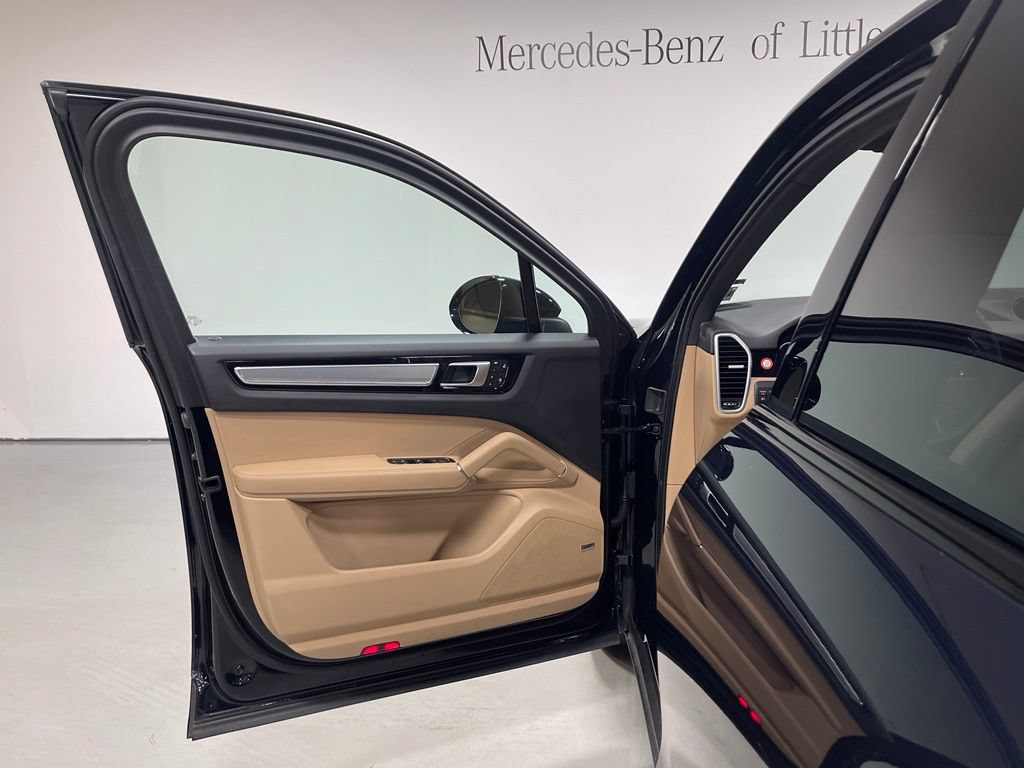 Used 2023 Porsche Cayenne AWD/4WD image 16