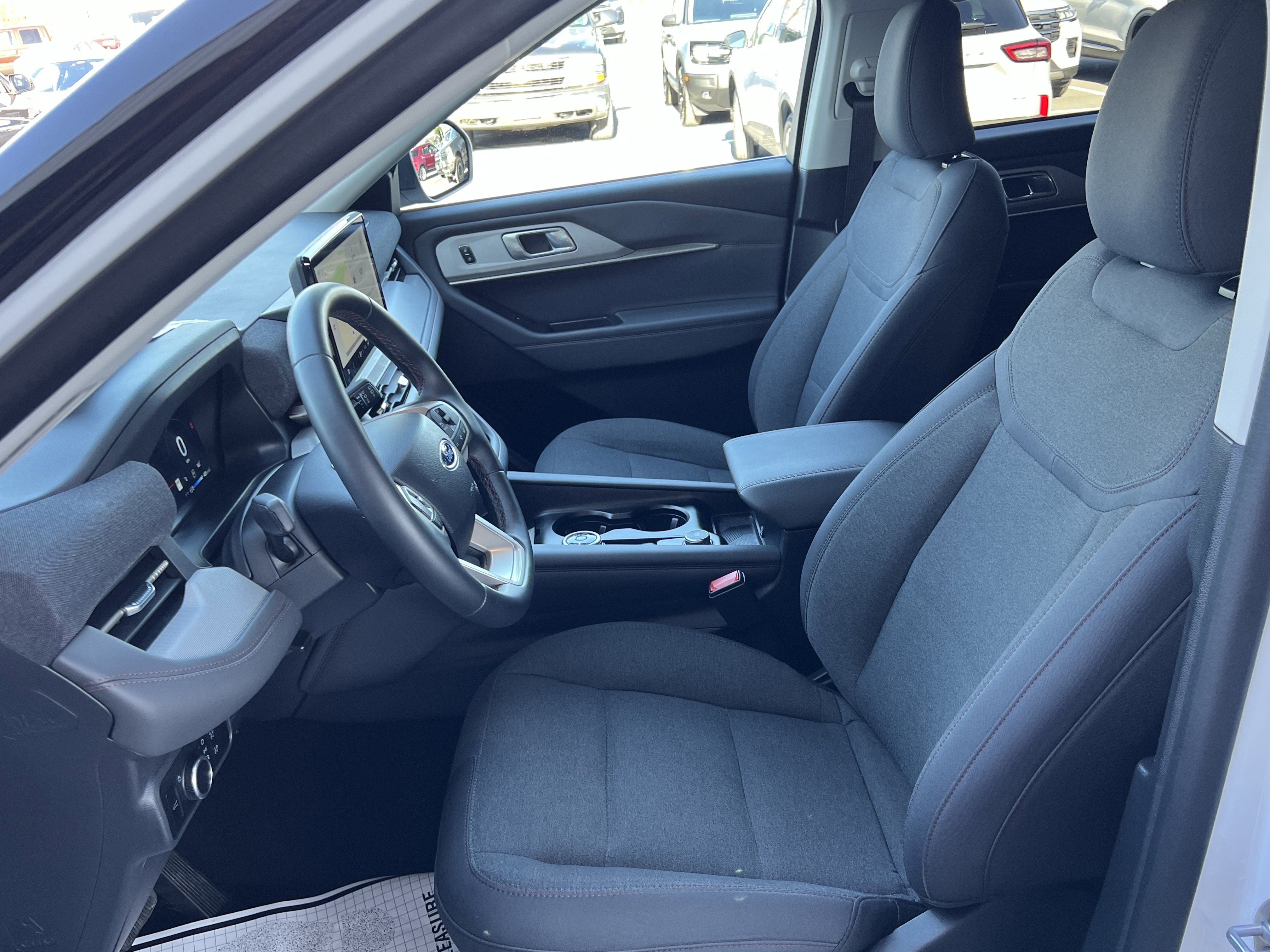 Used 2025 Ford Explorer Active AWD/4WD image 15