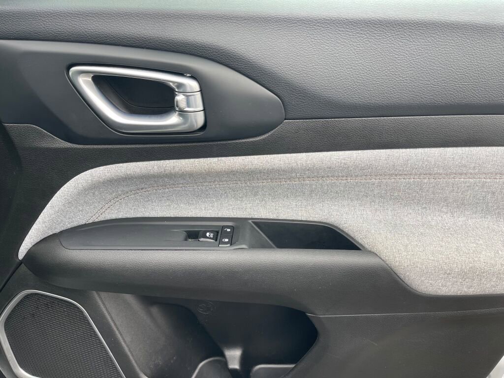 Used 2024 Jeep Compass Latitude image 29