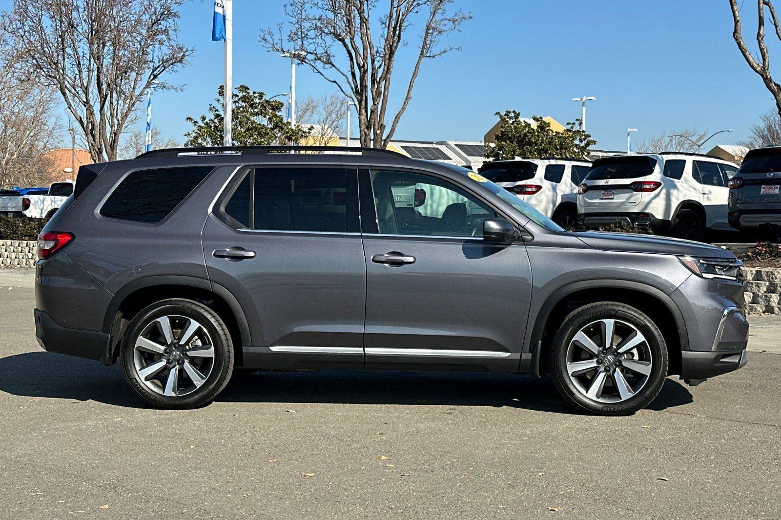 Certified 2025 Honda Pilot Touring image 3