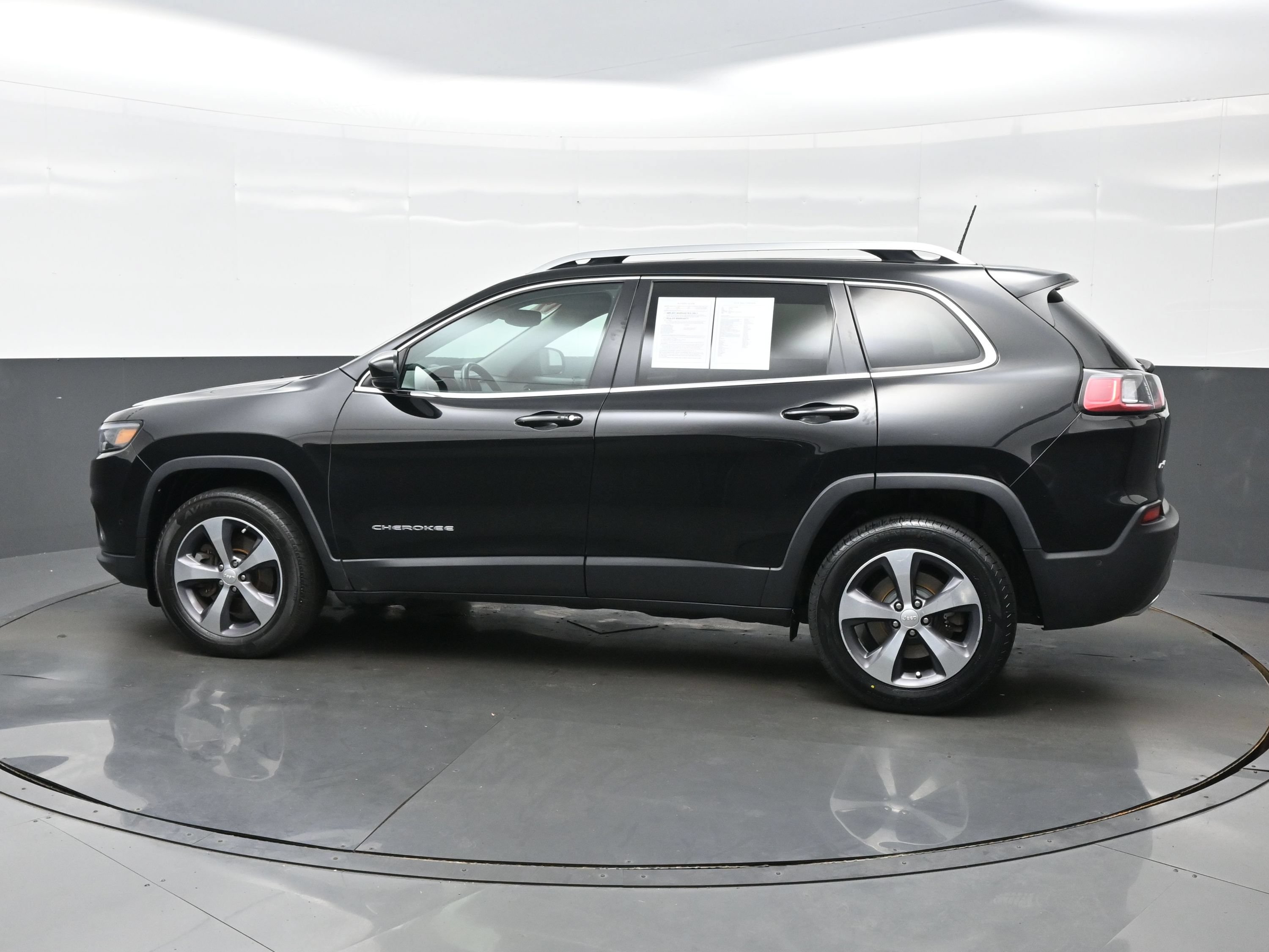 Used 2019 Jeep Cherokee Limited w/ Luxury Group AWD/4WD image 3