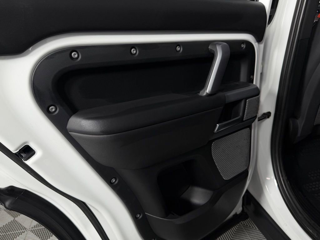 Used 2024 Land Rover Defender 130 X-Dynamic SE image 28